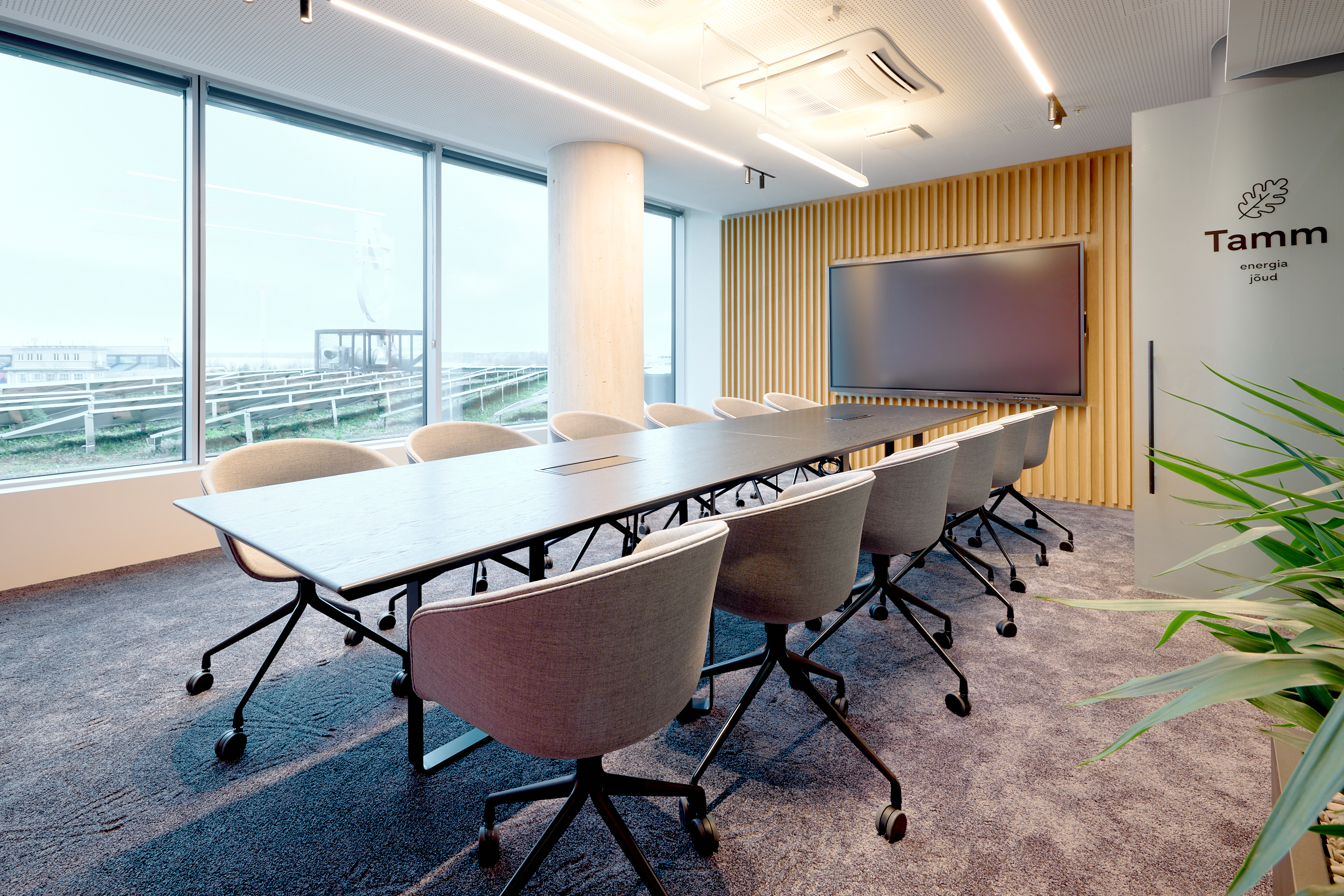 <img src="meeting room.jpg" alt="Fujitsu meeting room" />
